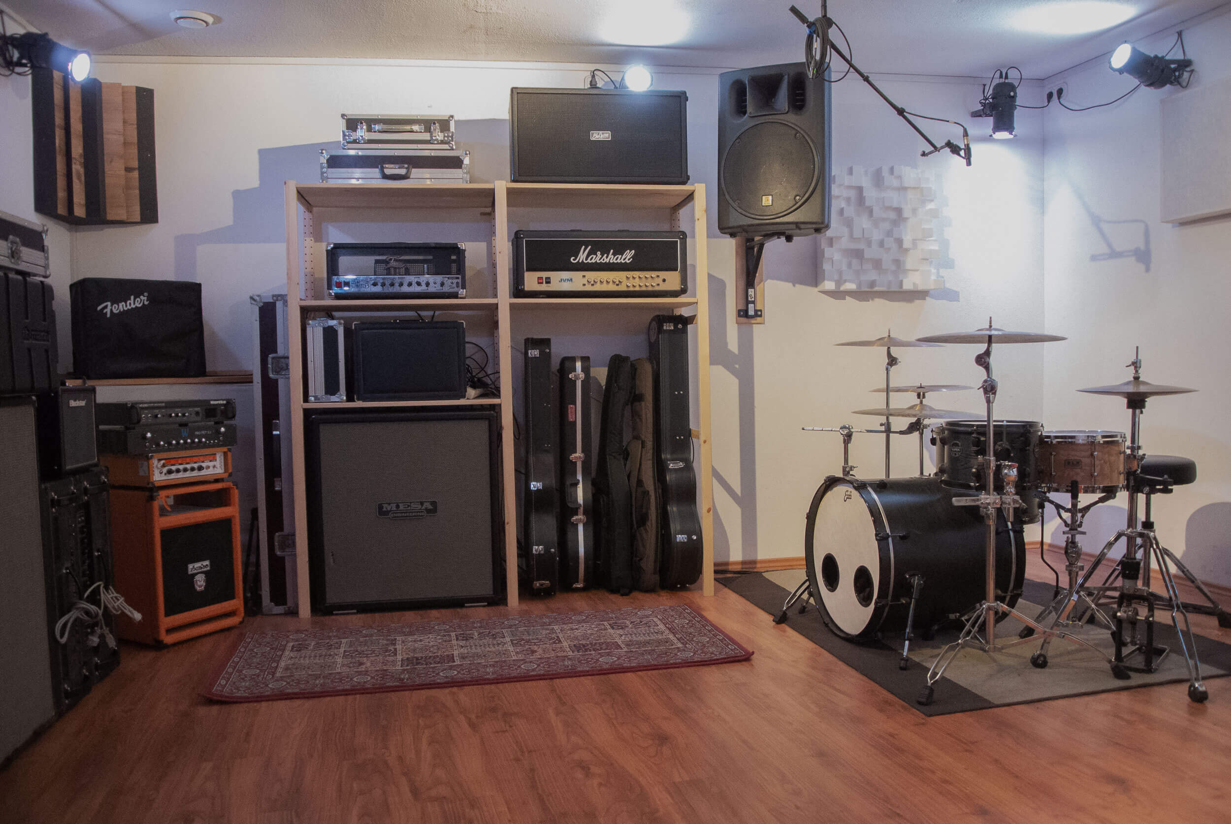 studio1_2 Proberaum in Graz mit Gitarrenverstärker und Schlagzeug