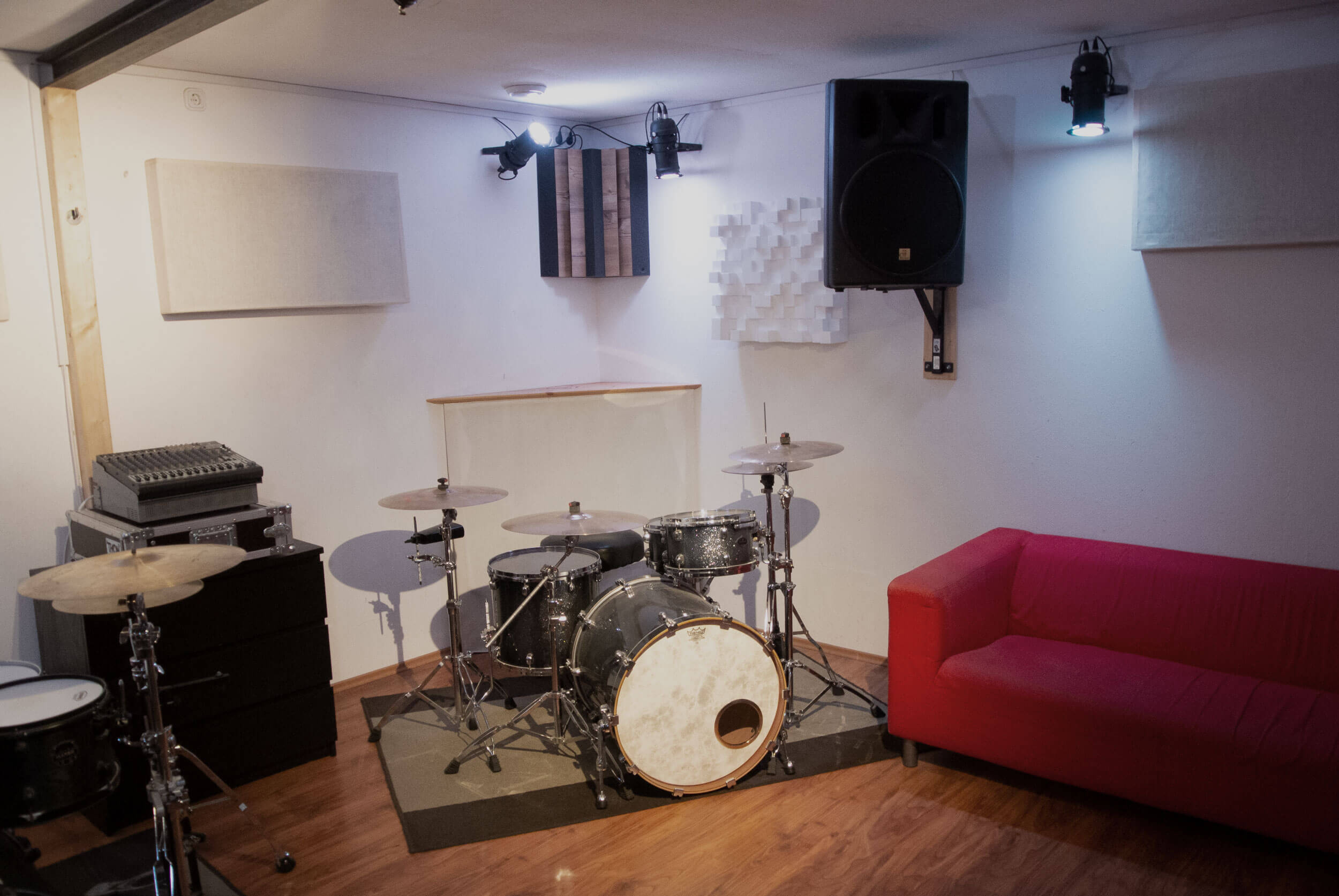 studio1_3 Proberaum in Graz mit Couch, PA und Schlagzeug