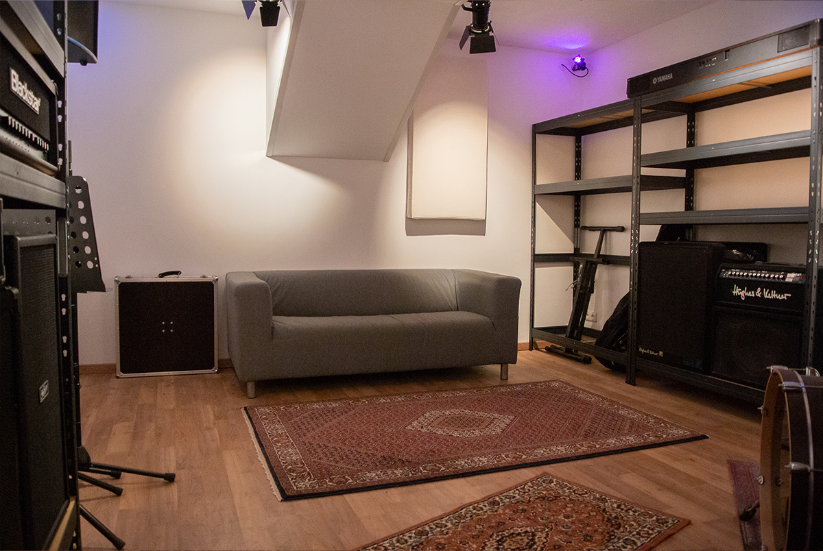 studio2_9-1200×804